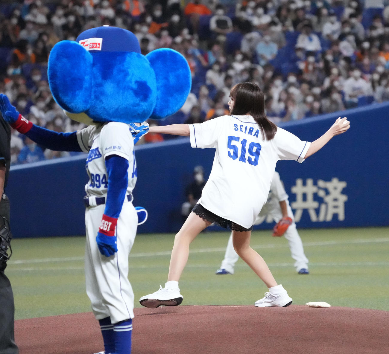 中日対巨人　　試合前、始球式を務める永島聖羅（撮影・森本幸一）