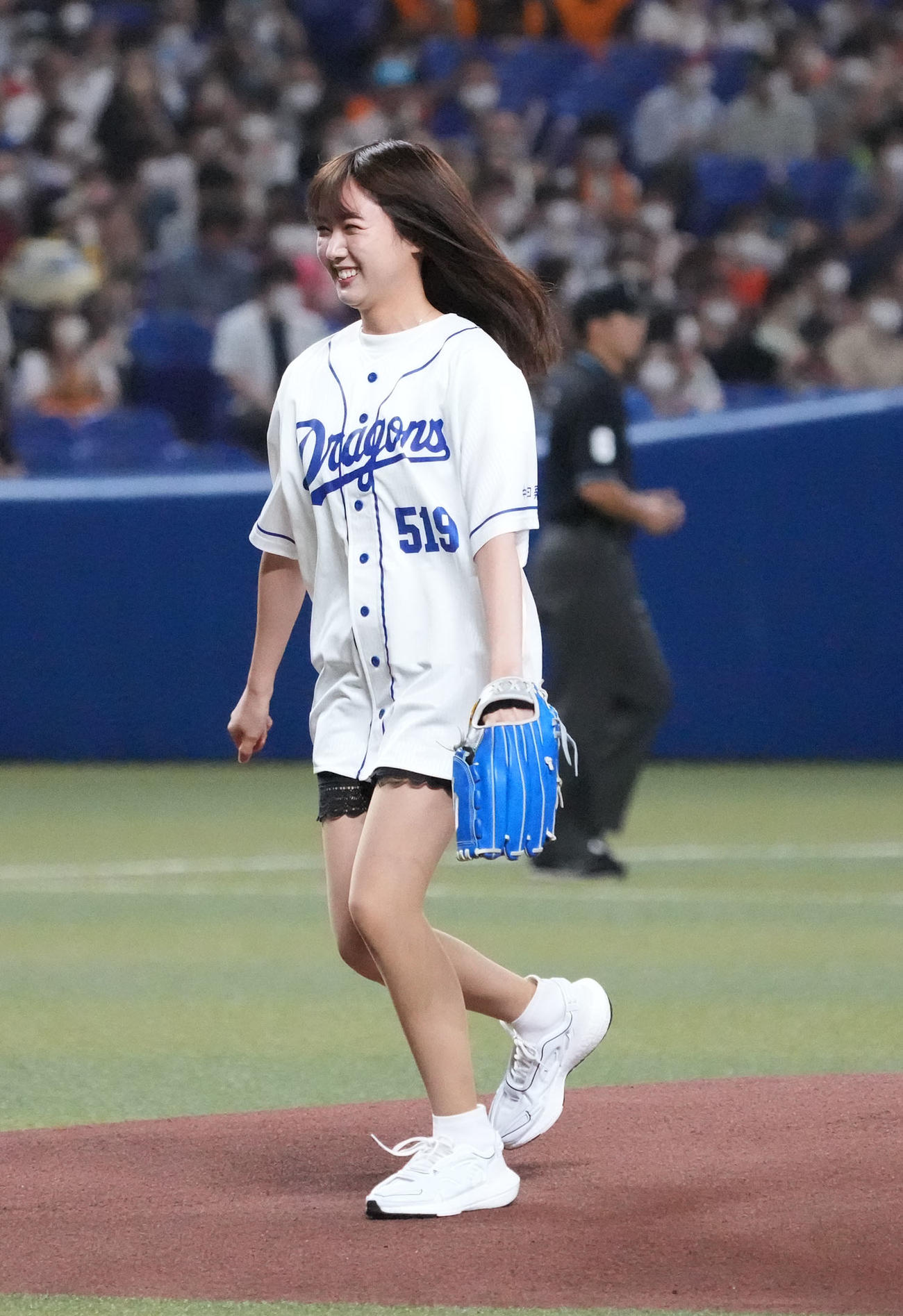 中日対巨人　　試合前、始球式を務める永島聖羅（撮影・森本幸一）