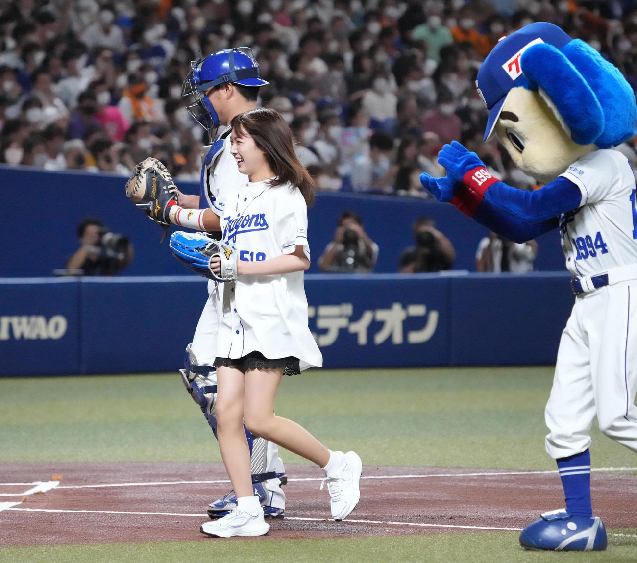 中日対巨人　　試合前、始球式を務める永島聖羅（撮影・森本幸一）