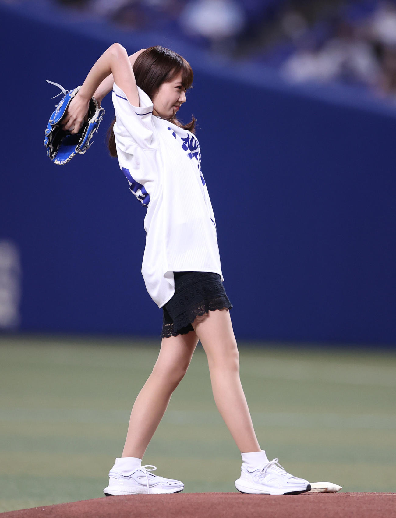 中日対巨人　始球式を務める元乃木坂46の永島聖羅（撮影・狩俣裕三）