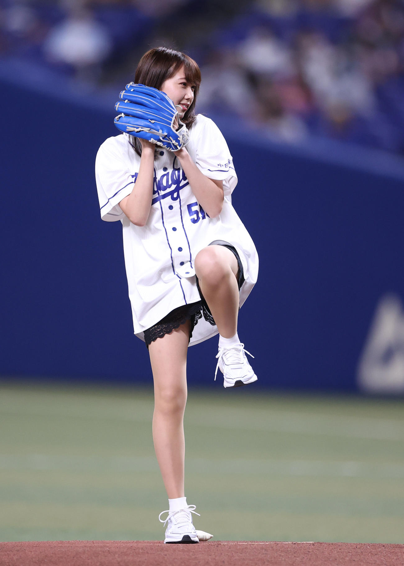 中日対巨人　始球式を務める元乃木坂46の永島聖羅（撮影・狩俣裕三）
