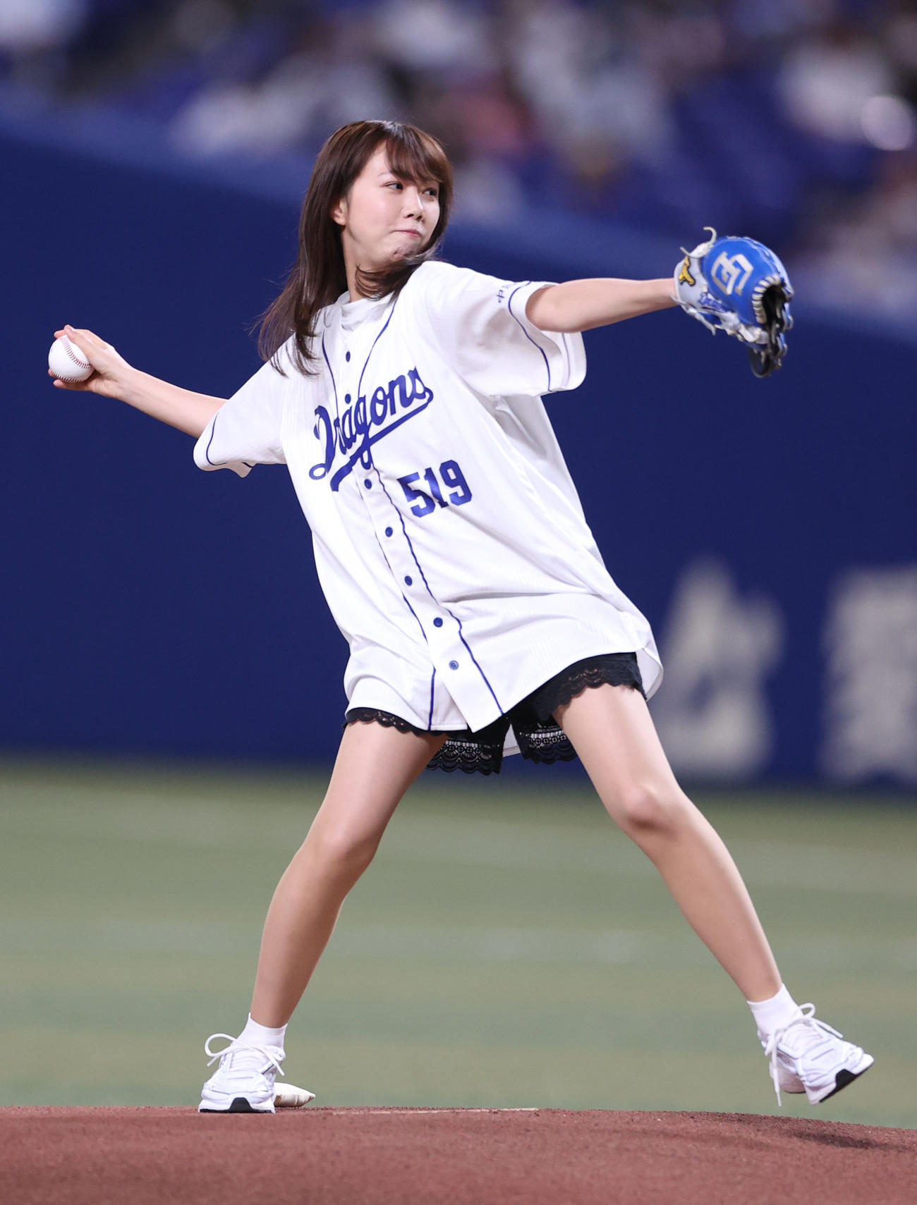 中日対巨人　始球式を務める元乃木坂46の永島聖羅（撮影・狩俣裕三）