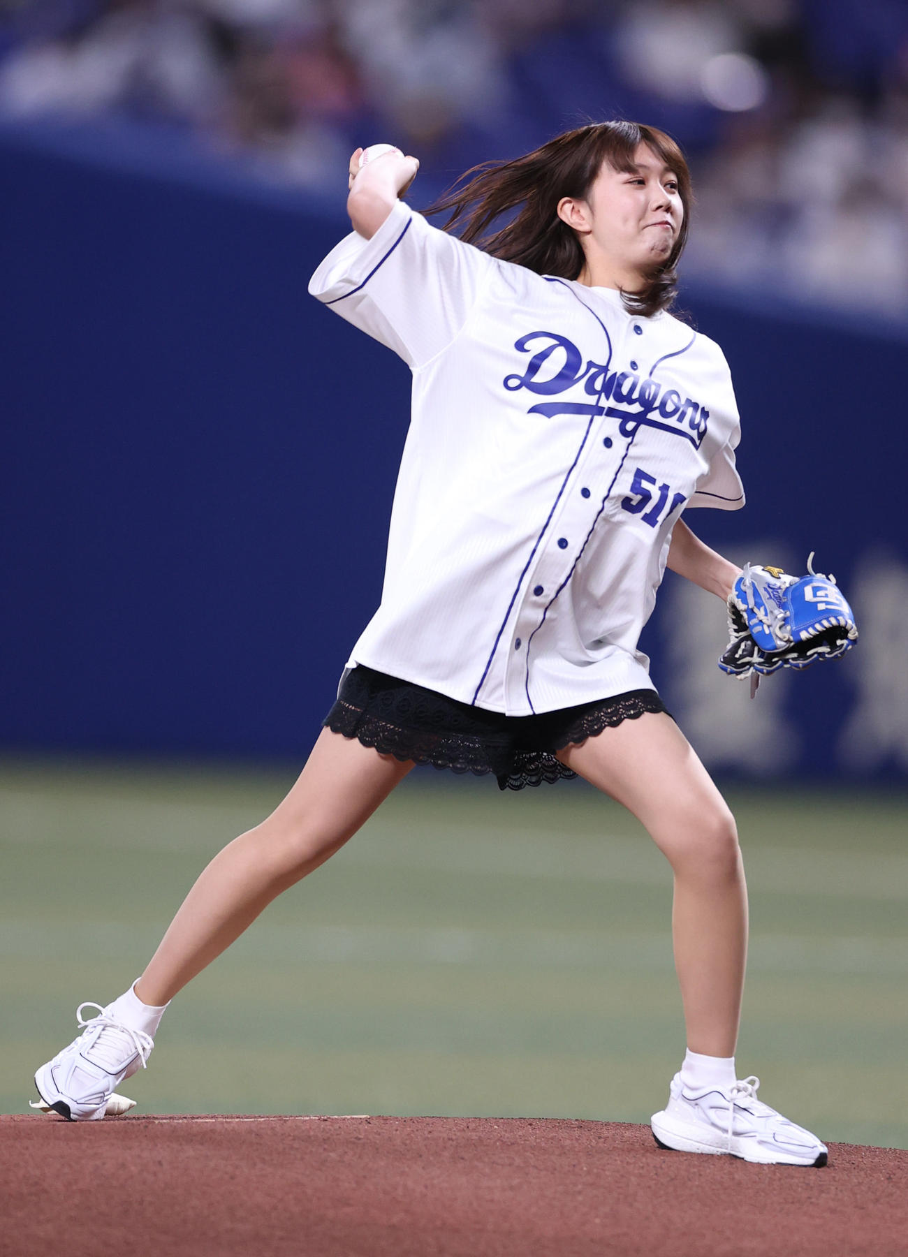 中日対巨人　始球式を務める元乃木坂46の永島聖羅（撮影・狩俣裕三）