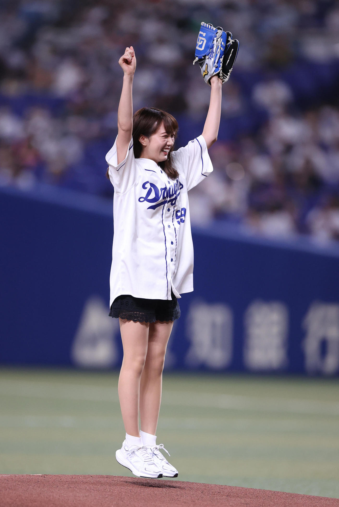 中日対巨人　始球式を務める元乃木坂46の永島聖羅（撮影・狩俣裕三）