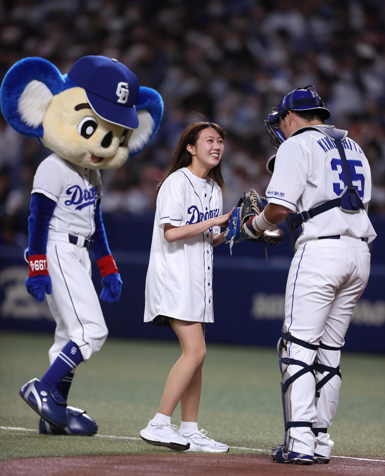 中日対巨人　始球式を務める元乃木坂46の永島聖羅（撮影・狩俣裕三）