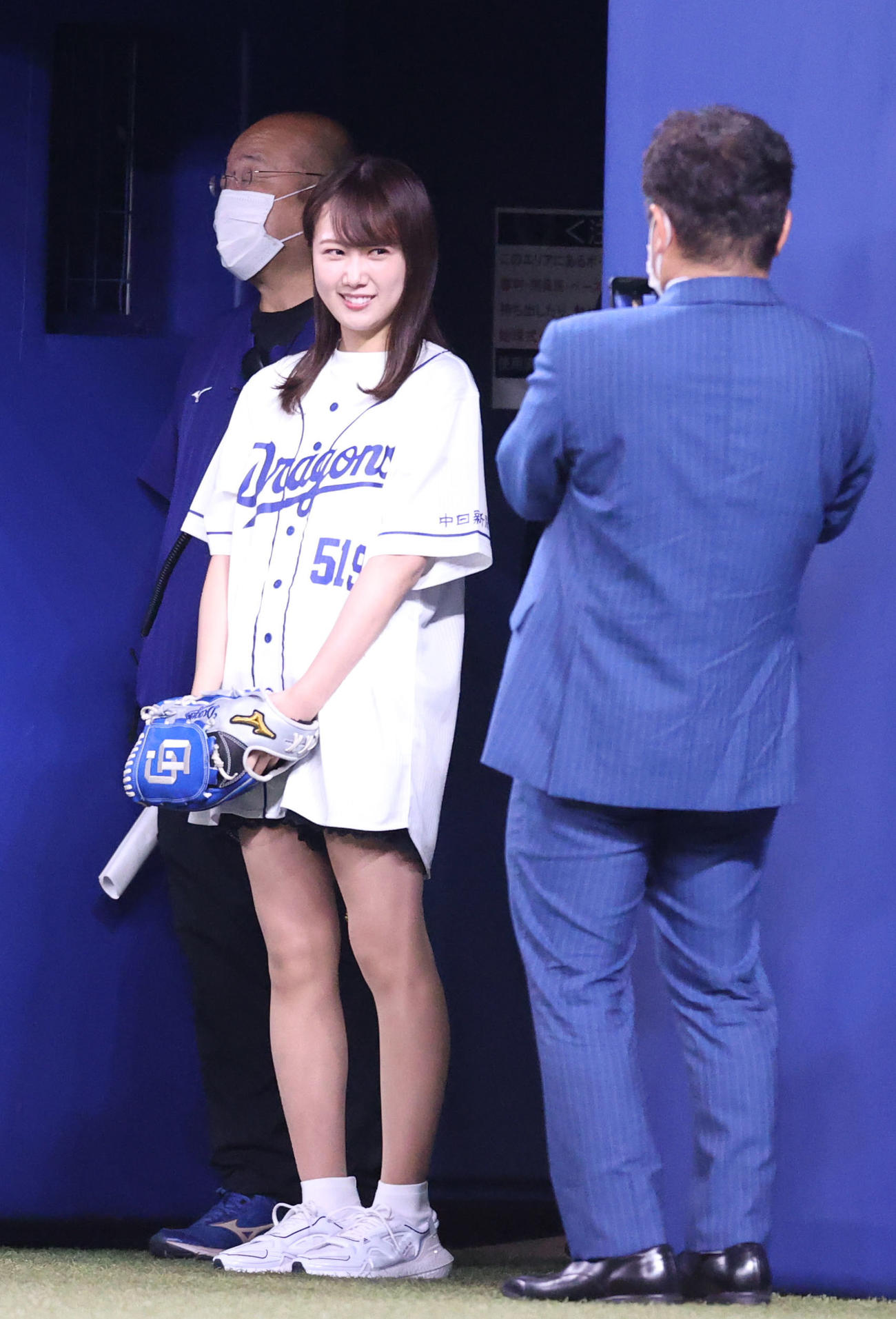 中日対巨人　始球式を務める元乃木坂46の永島聖羅（撮影・狩俣裕三）
