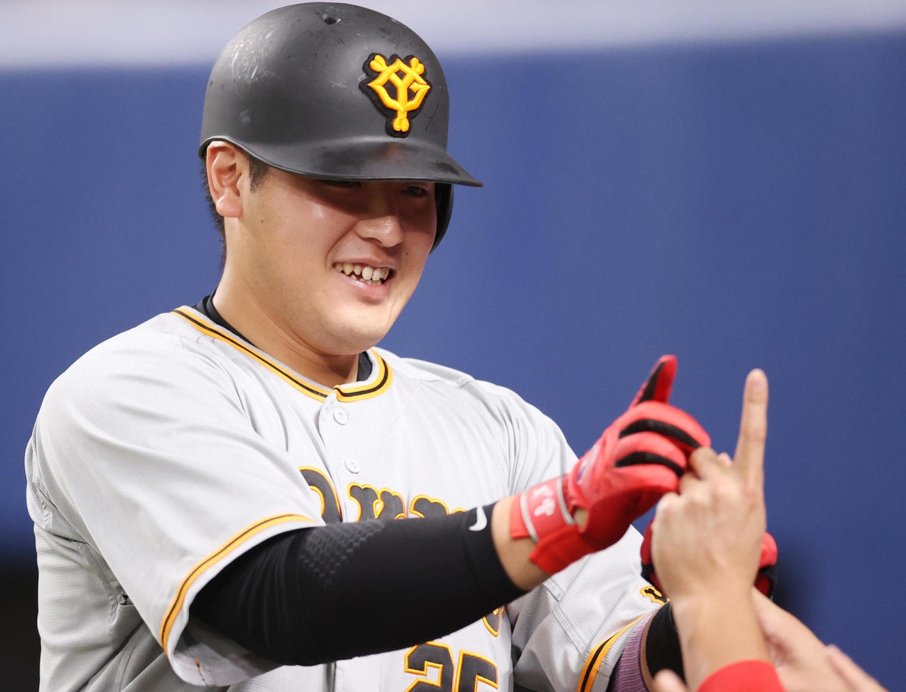 中日対巨人　2回表巨人無死、ソロ本塁打を放ち、チームメートに迎えられる岡本和（撮影・狩俣裕三）