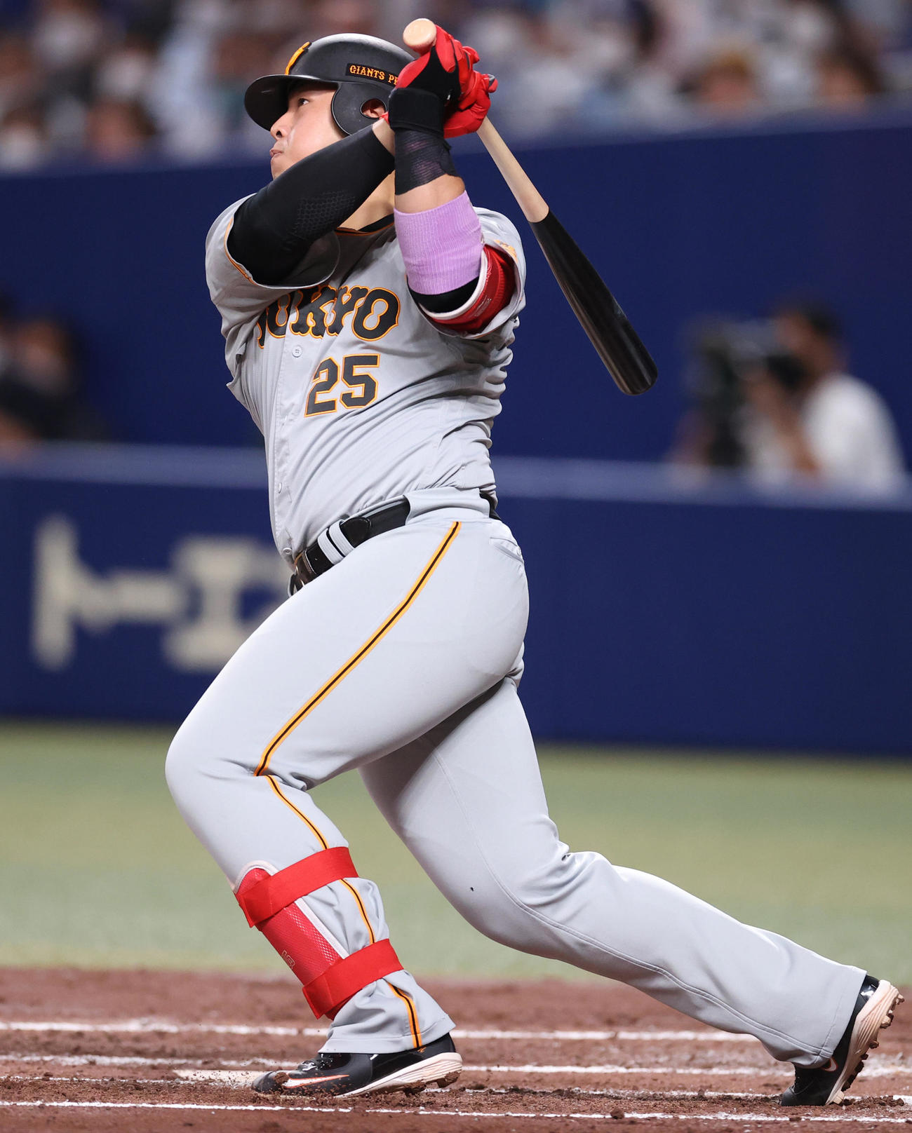 中日対巨人　2回表巨人無死、ソロ本塁打を放つ岡本和（撮影・狩俣裕三）