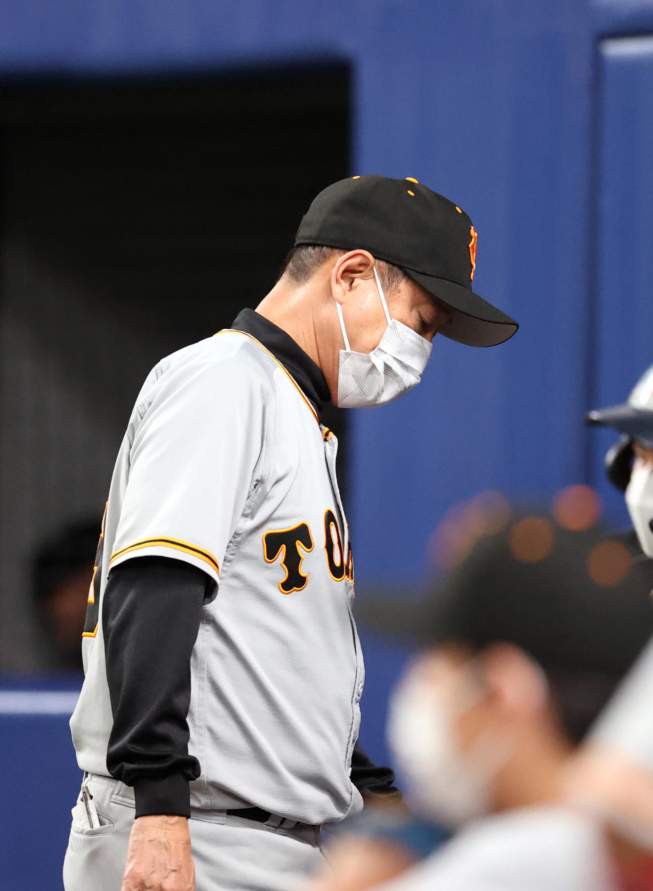 中日対巨人　8回表を終え、選手の交代を告げた後、ベンチに戻る原監督（撮影・狩俣裕三）