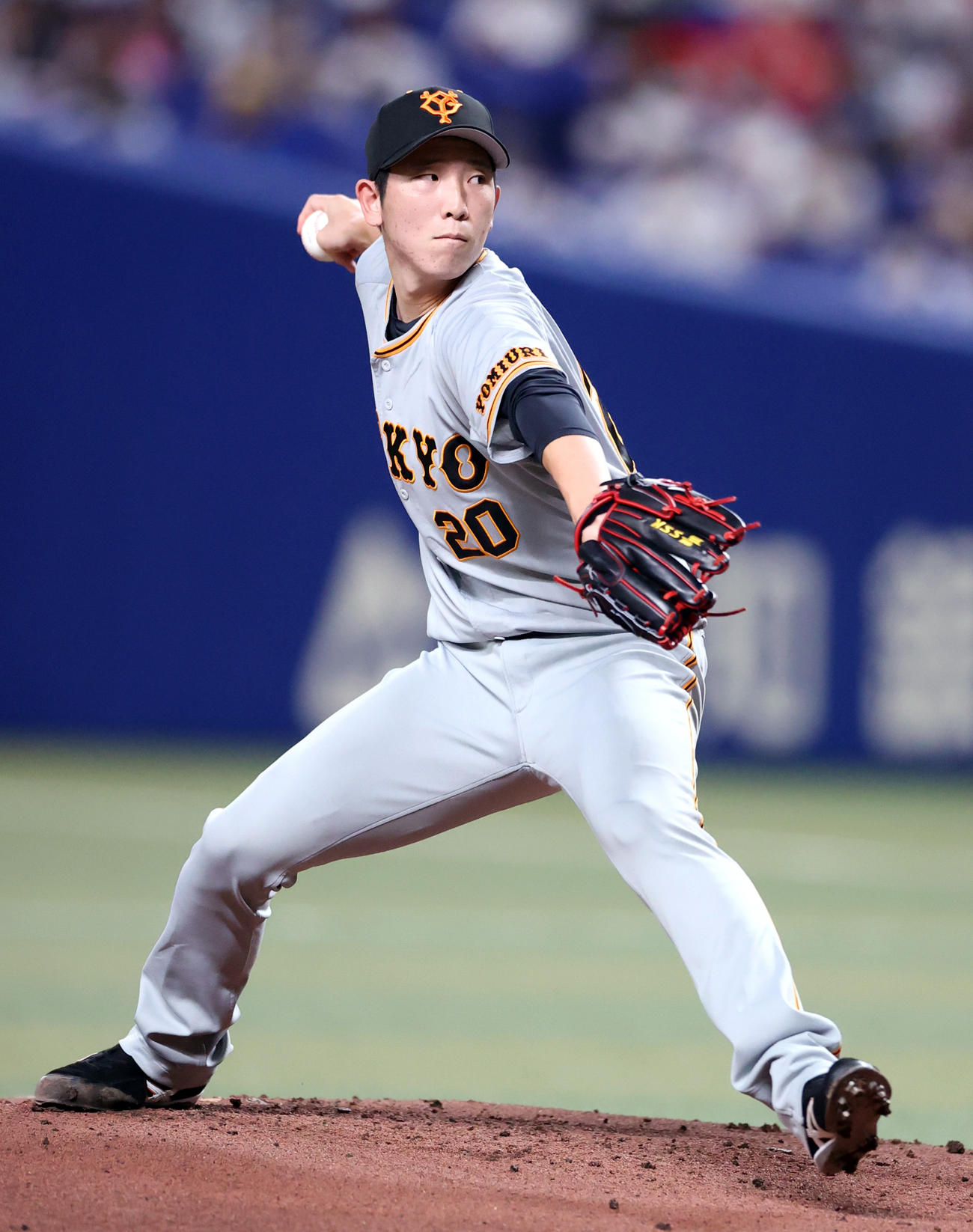 中日対巨人　巨人先発の戸郷（撮影・狩俣裕三）