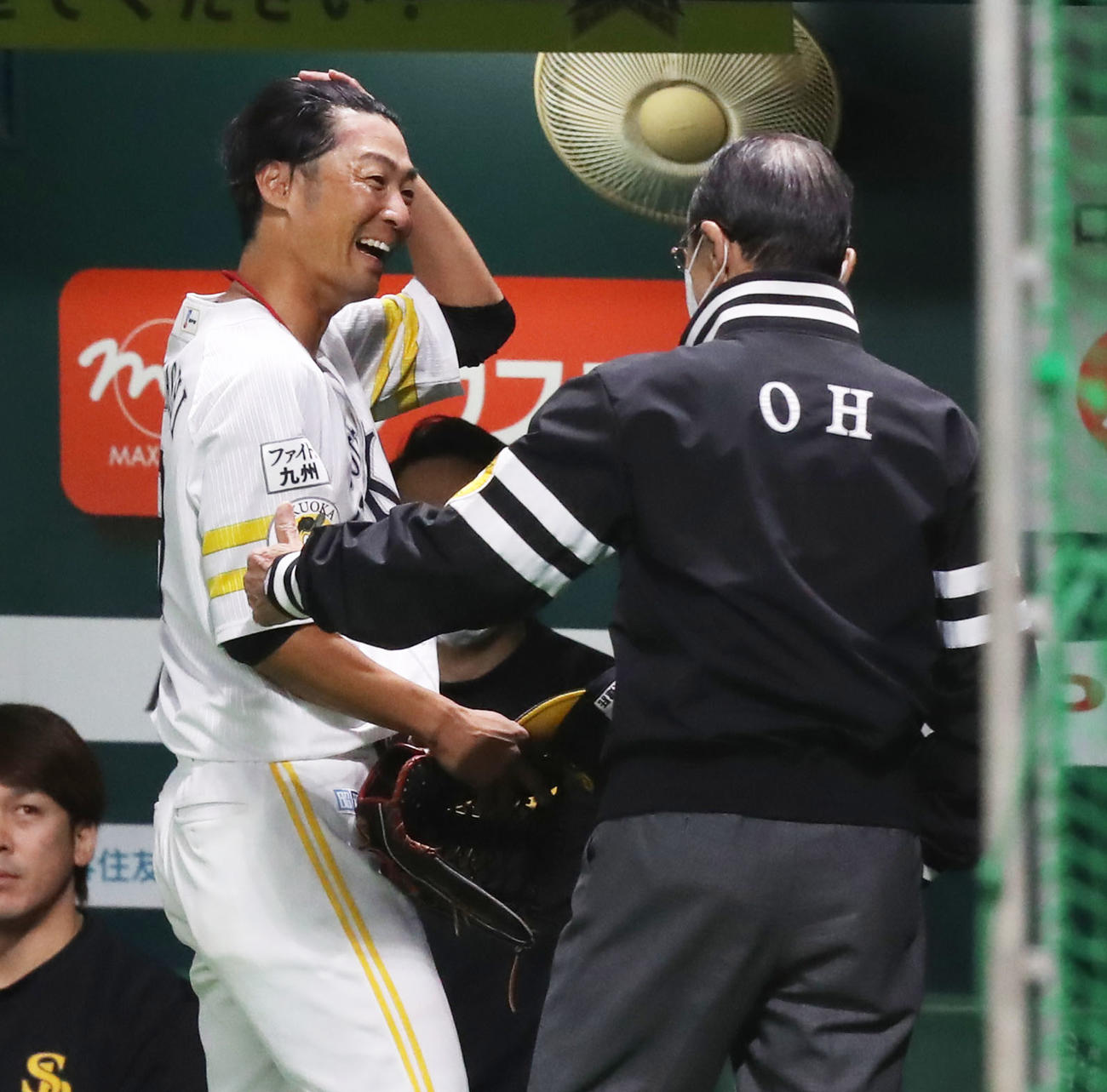 ソフトバンク対ロッテ　試合前の全体練習で王球団会長（右）と話をする明石（撮影・屋方直哉）