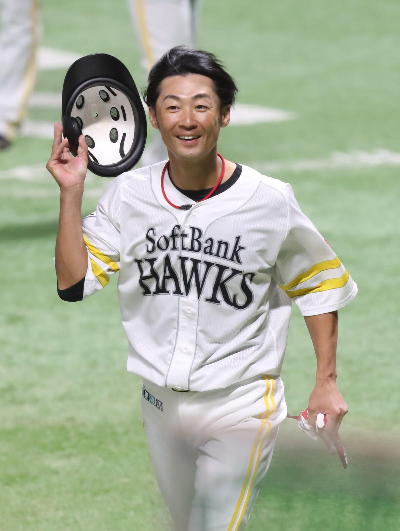 ソフトバンク対ロッテ　試合前の全体練習で笑顔を見せる明石（撮影・屋方直哉）