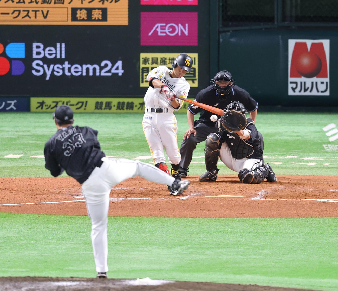 7回裏ソフトバンク1死、明石健志は投内野安打を放つ（撮影・梅根麻紀）