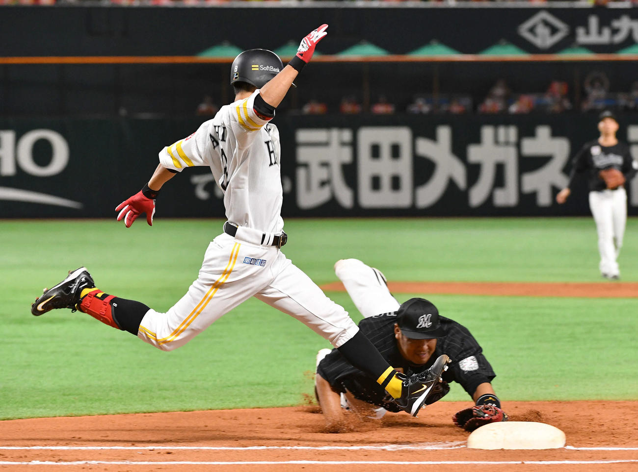 ソフトバンク対ロッテ　7回裏ソフトバンク1死、現役最終打席は内野安打で出塁した明石（撮影・岩下翔太）