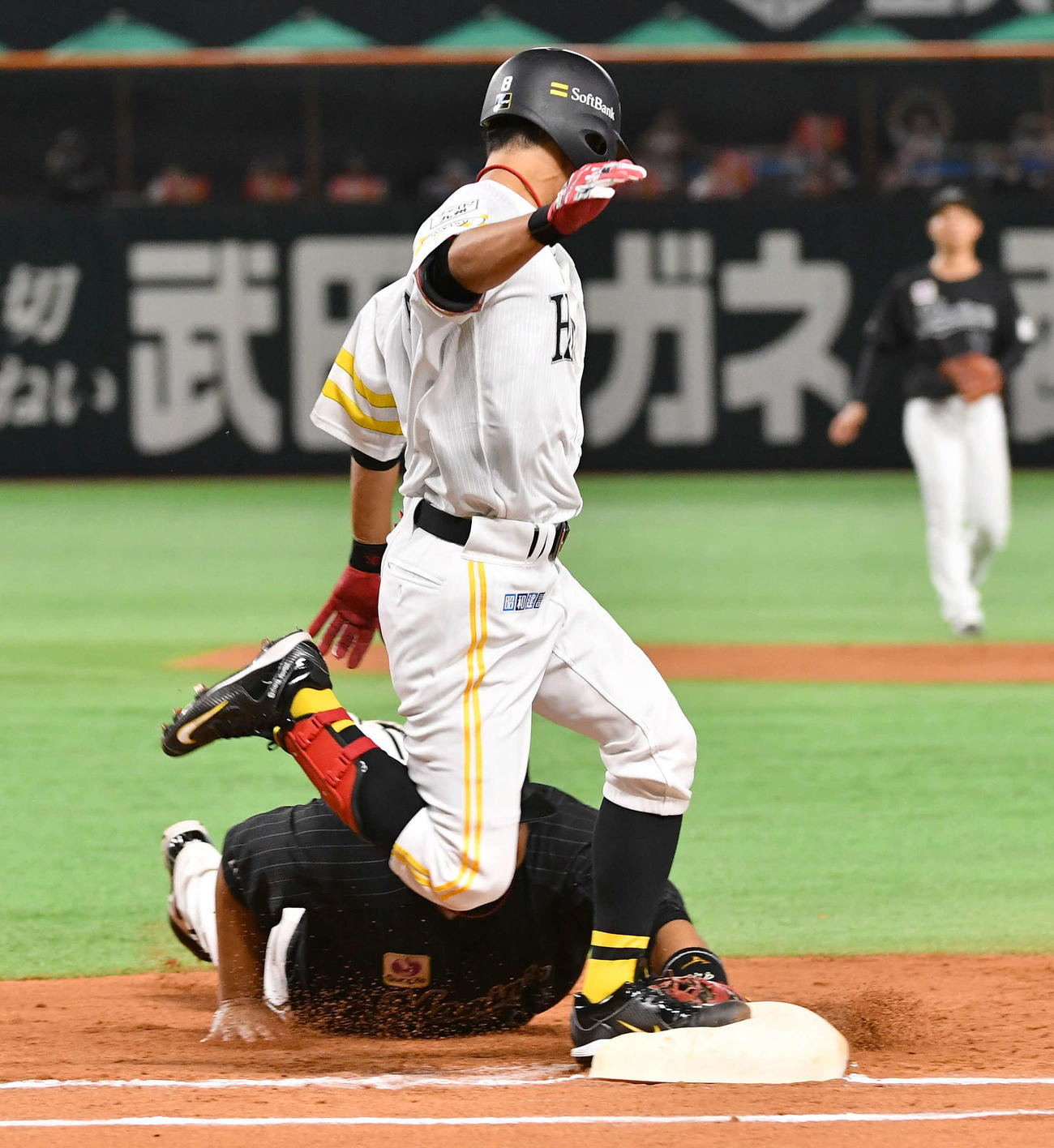 ソフトバンク対ロッテ　7回裏ソフトバンク1死、現役最終打席は投手への内野安打で出塁した明石（撮影・岩下翔太）