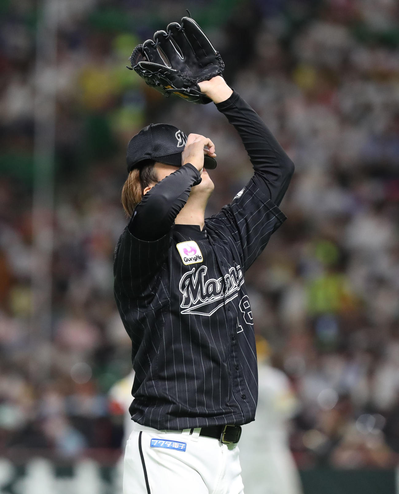 ソフトバンク対ロッテ　1回裏を投げ終え、悔しげな表情でベンチに戻る二木（撮影・屋方直哉）