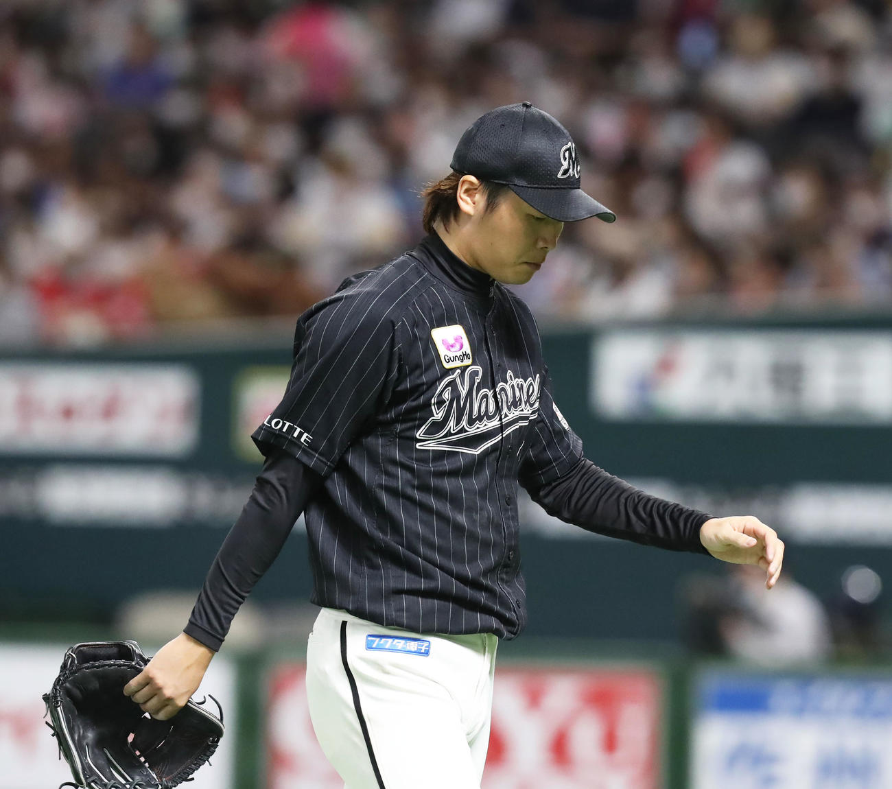 ソフトバンク対ロッテ　2回裏を投げ終え、悔しげな表情でベンチに戻る二木（撮影・屋方直哉）