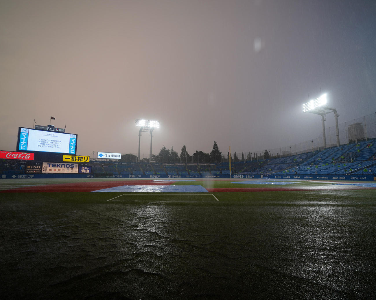 ヤクルト対DeNA　降雨のため、試合開始が遅れることを伝える電光掲示板（撮影・江口和貴）