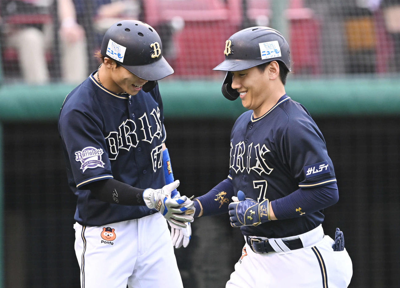 楽天対オリックス　5回表オリックス1死一塁、右中間へ2点本塁打を放ち生還した吉田正（右）は中川とタッチを交わす（撮影・滝沢徹郎）