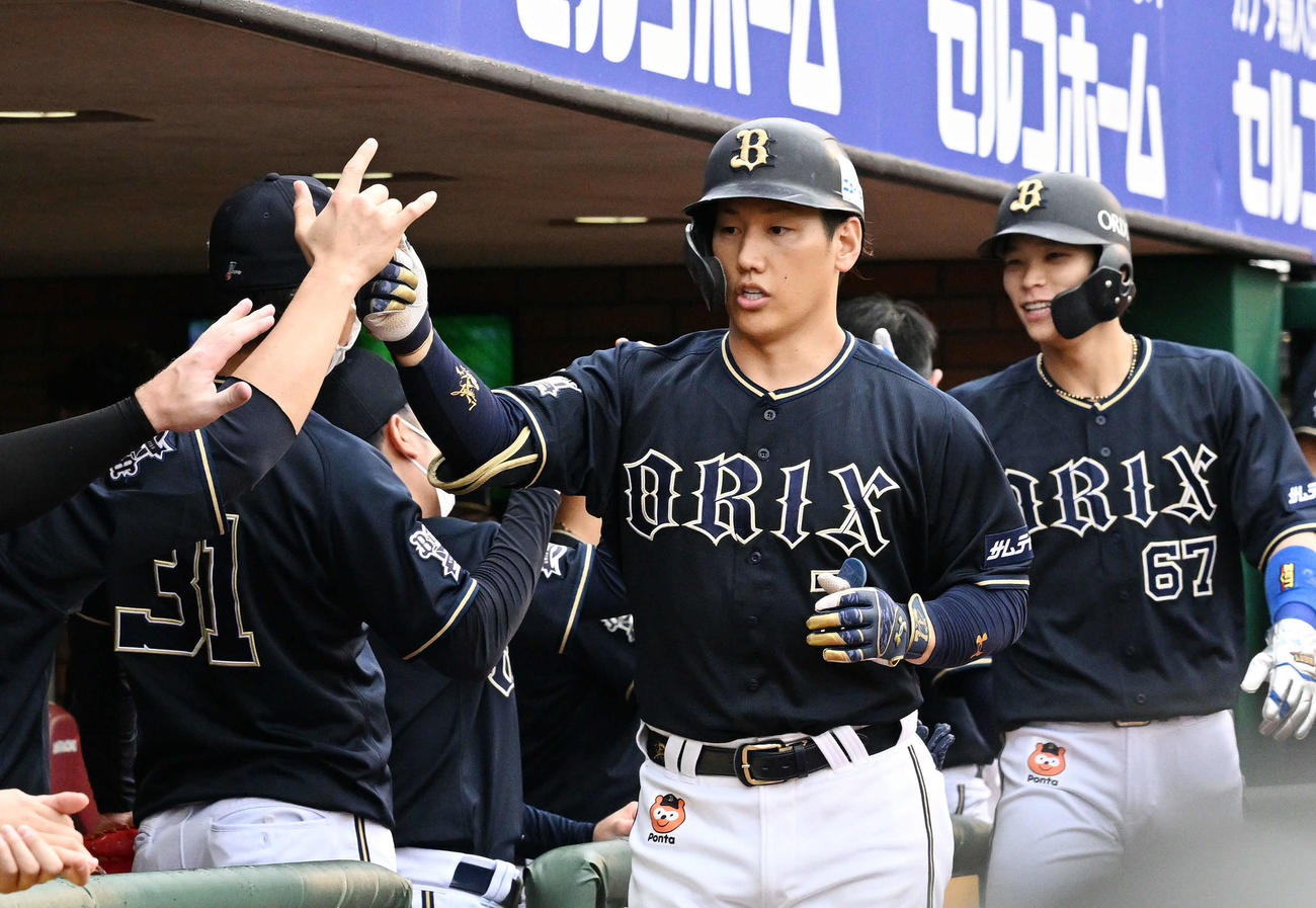 楽天対オリックス　5回表オリックス1死一塁、2点本塁打を放った吉田正（右手前）は生還しチームメートとタッチを交わす（撮影・滝沢徹郎）