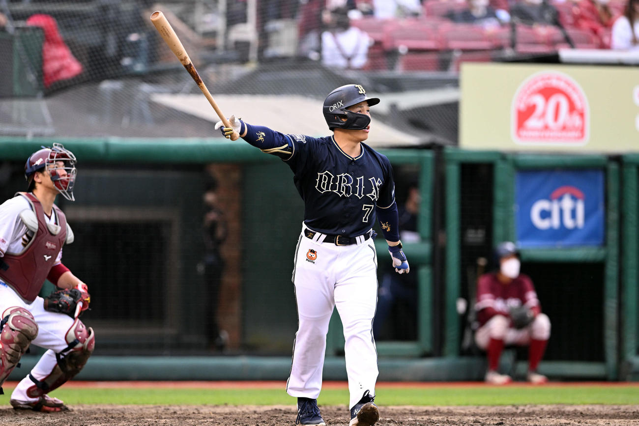 楽天対オリックス　5回表オリックス1死一塁、吉田正は右中間へ2点本塁打を放つ（撮影・滝沢徹郎）