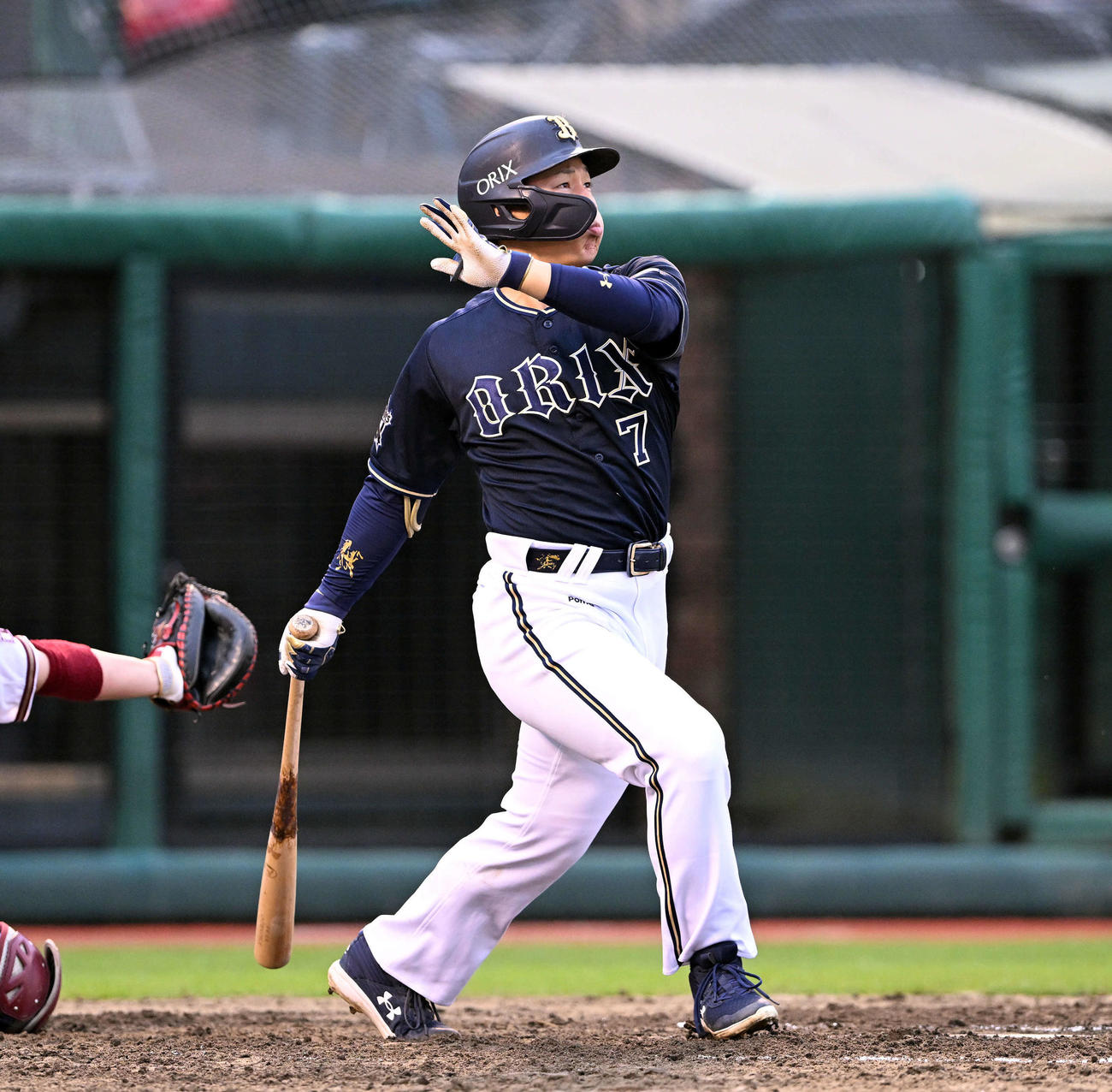 楽天対オリックス　8回表オリックス2死満塁、吉田正は3点適時二塁打を放つ（撮影・滝沢徹郎）