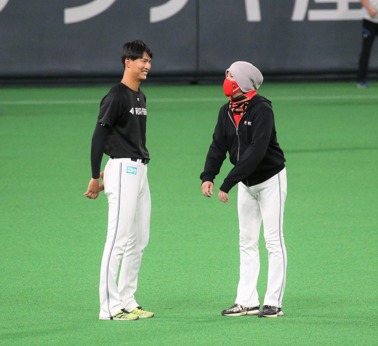 日本ハム対西武　練習中、新庄監督（右）と話す達（撮影・黒川智章）