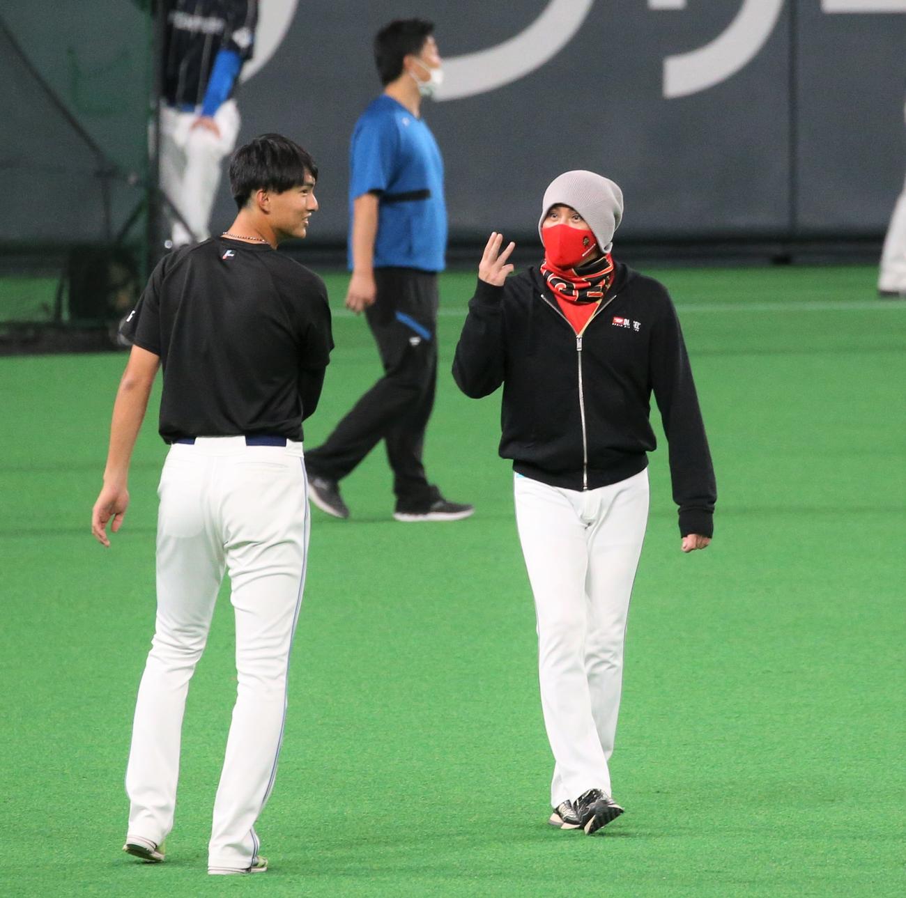 日本ハム対西武　練習中、25日に先発予定の達（左）は新庄監督から「3イニング」と言い渡された？（撮影・黒川智章）