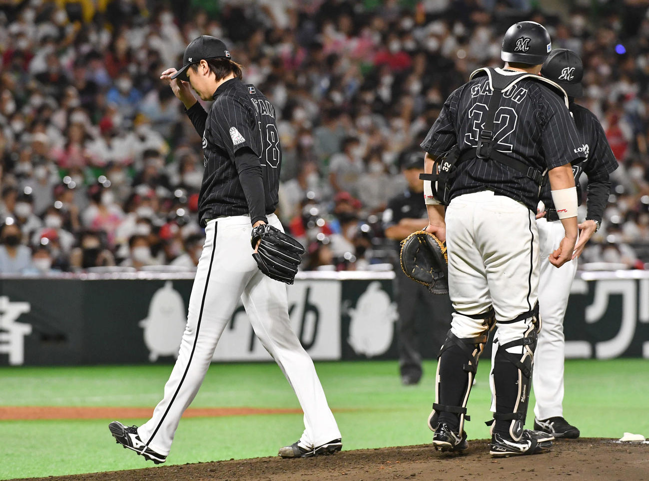 ソフトバンク対ロッテ　4回途中6失点で降板となり、肩を落としてベンチへ戻る二木（撮影・岩下翔太）