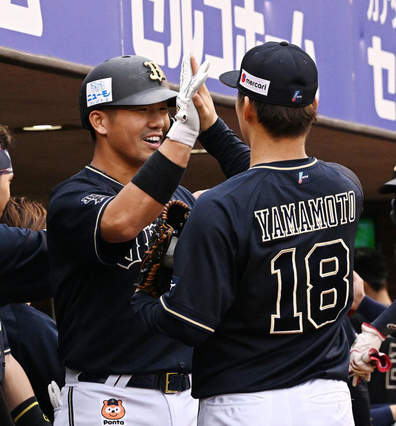 楽天対オリックス　7回表オリックス2死一塁、2点本塁打を放った頓宮（左）は生還し山本とタッチを交わす（撮影・滝沢徹郎）
