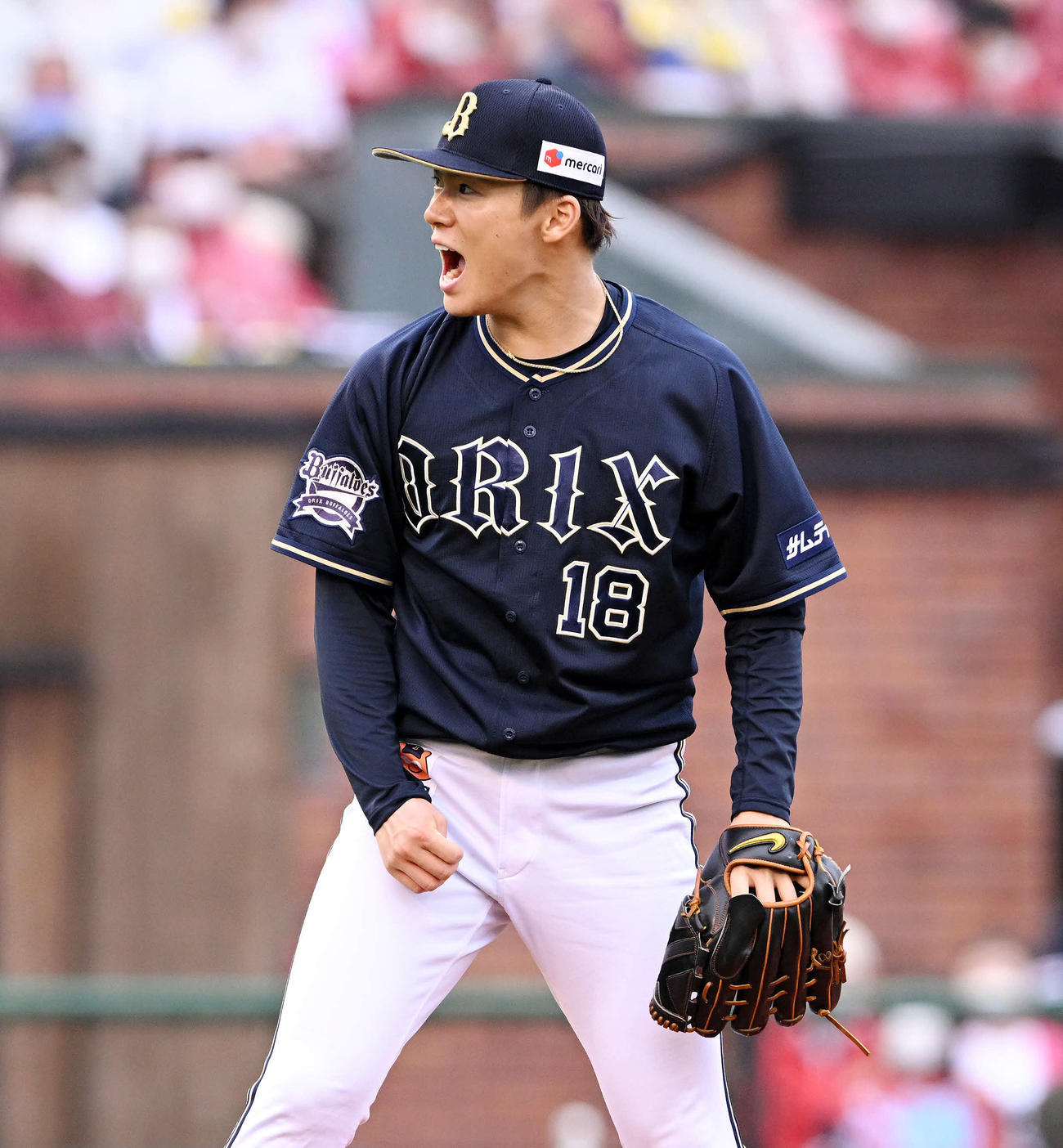 楽天対オリックス　4回裏楽天2死一塁、鈴木大を空振り三振に仕留めさけぶ山本（撮影・滝沢徹郎）