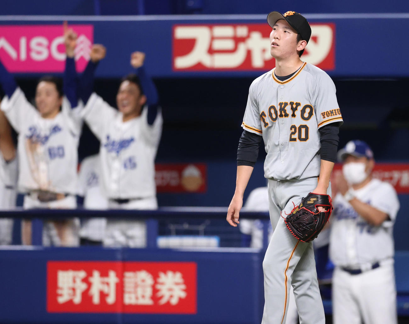 中日対巨人　3回裏中日2死一塁、ビシエドに適時二塁打を打たれ、悔しがる戸郷（撮影・狩俣裕三）