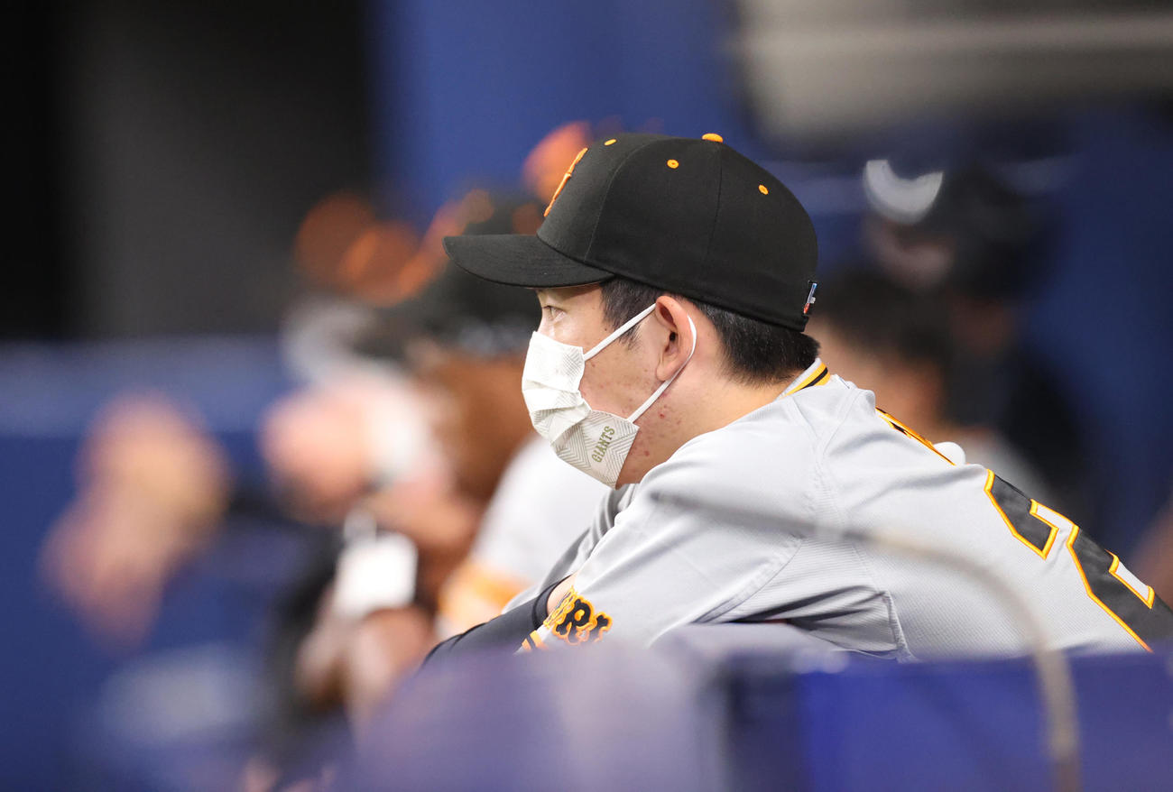 中日対巨人　9回表、ベンチにもたれ、静かにグラウンドを見つめる戸郷（撮影・狩俣裕三）