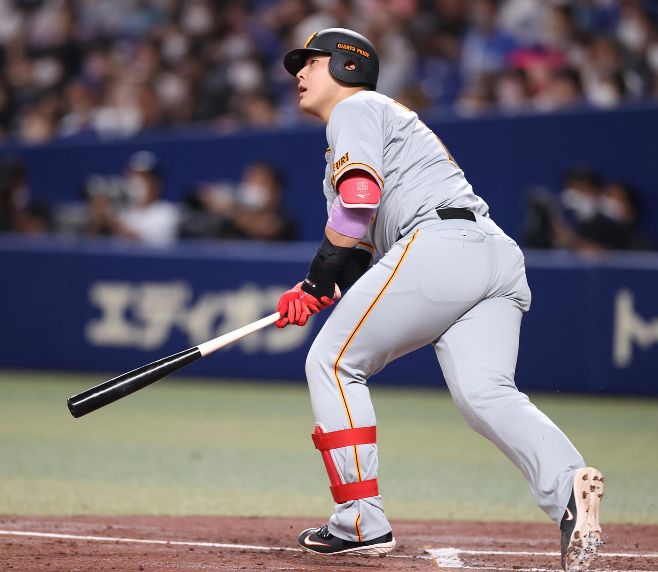 中日対巨人　2回表巨人無死、ソロ本塁打を放つ岡本和（撮影・狩俣裕三）