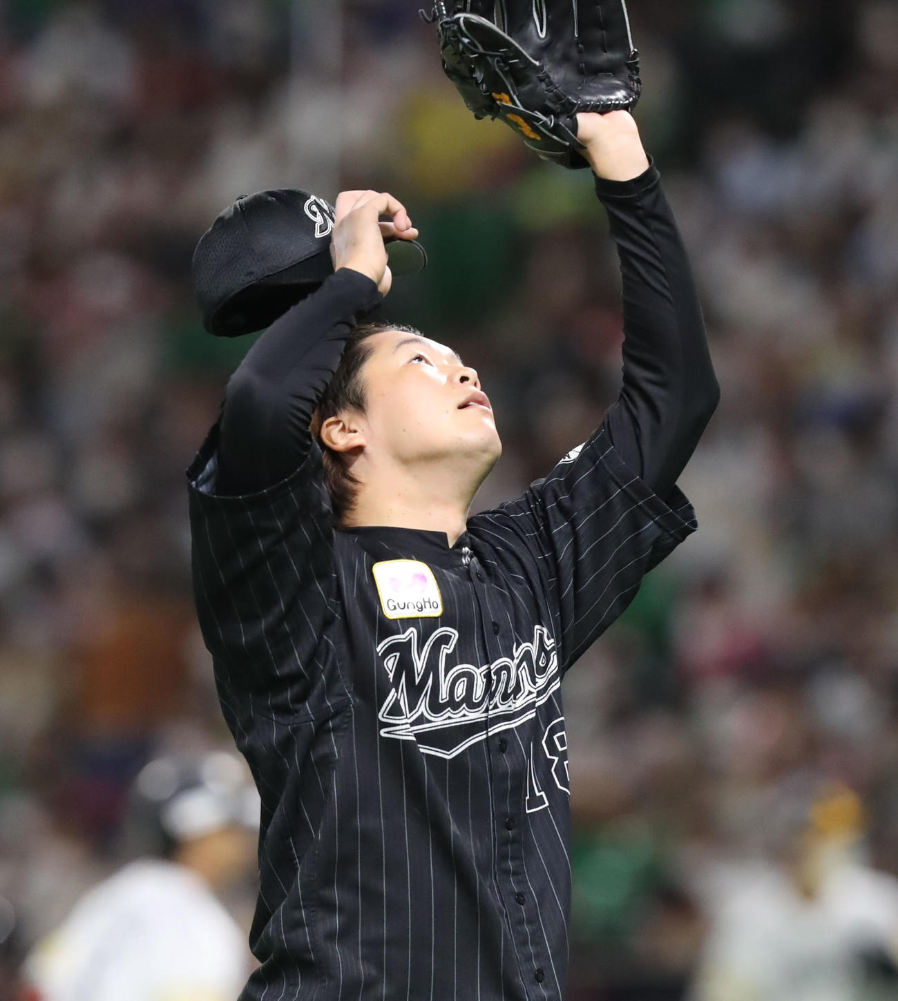 ソフトバンク対ロッテ　1回裏を投げ終え、悔しげな表情でベンチに戻る二木（撮影・屋方直哉）