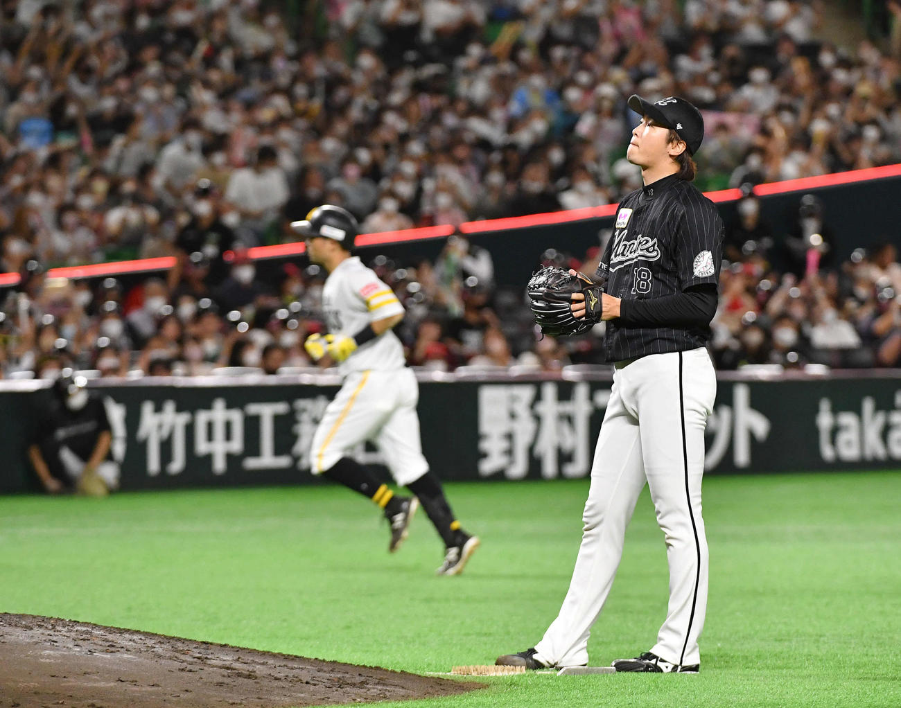 ソフトバンク対ロッテ　4回裏ソフトバンク2死一、二塁、中村晃（左）に右越え3点本塁打を打たれ、悔しそうな表情を見せる二木（撮影・岩下翔太）