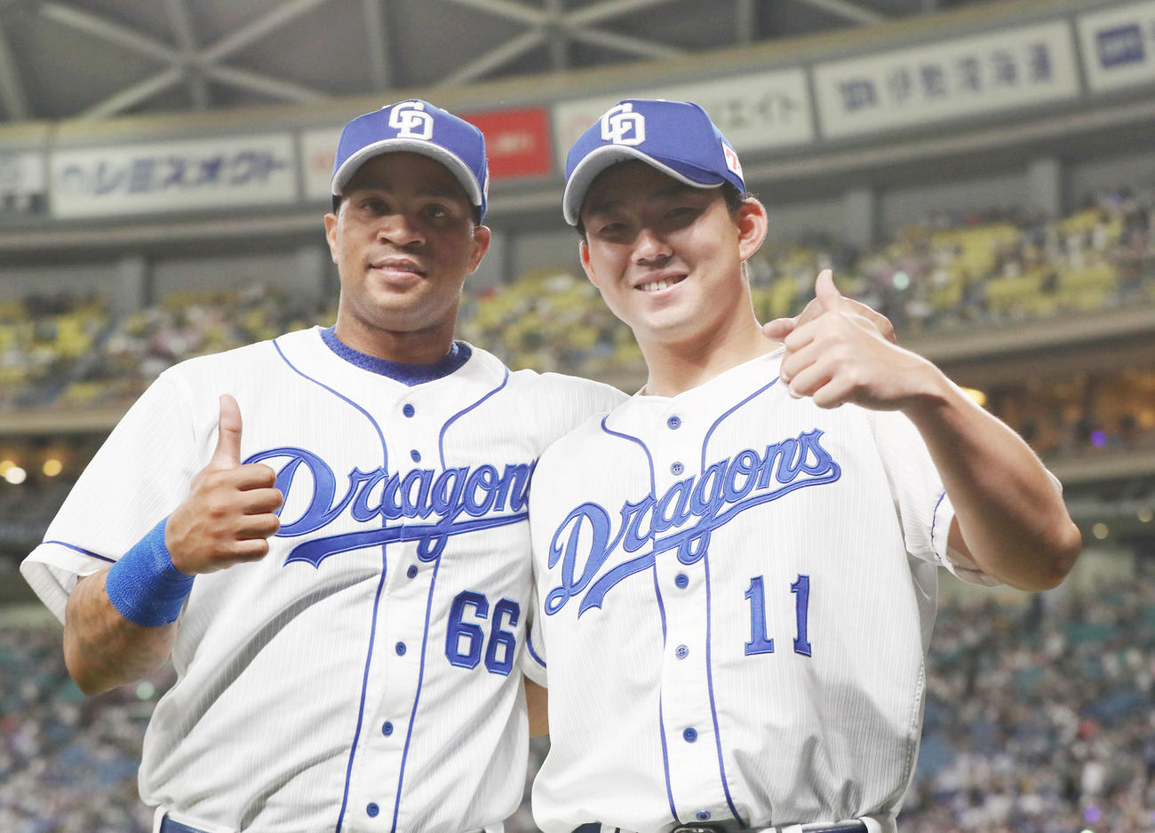 試合後、記念撮影をするビシエド（左）と小笠原（撮影・狩俣裕三）