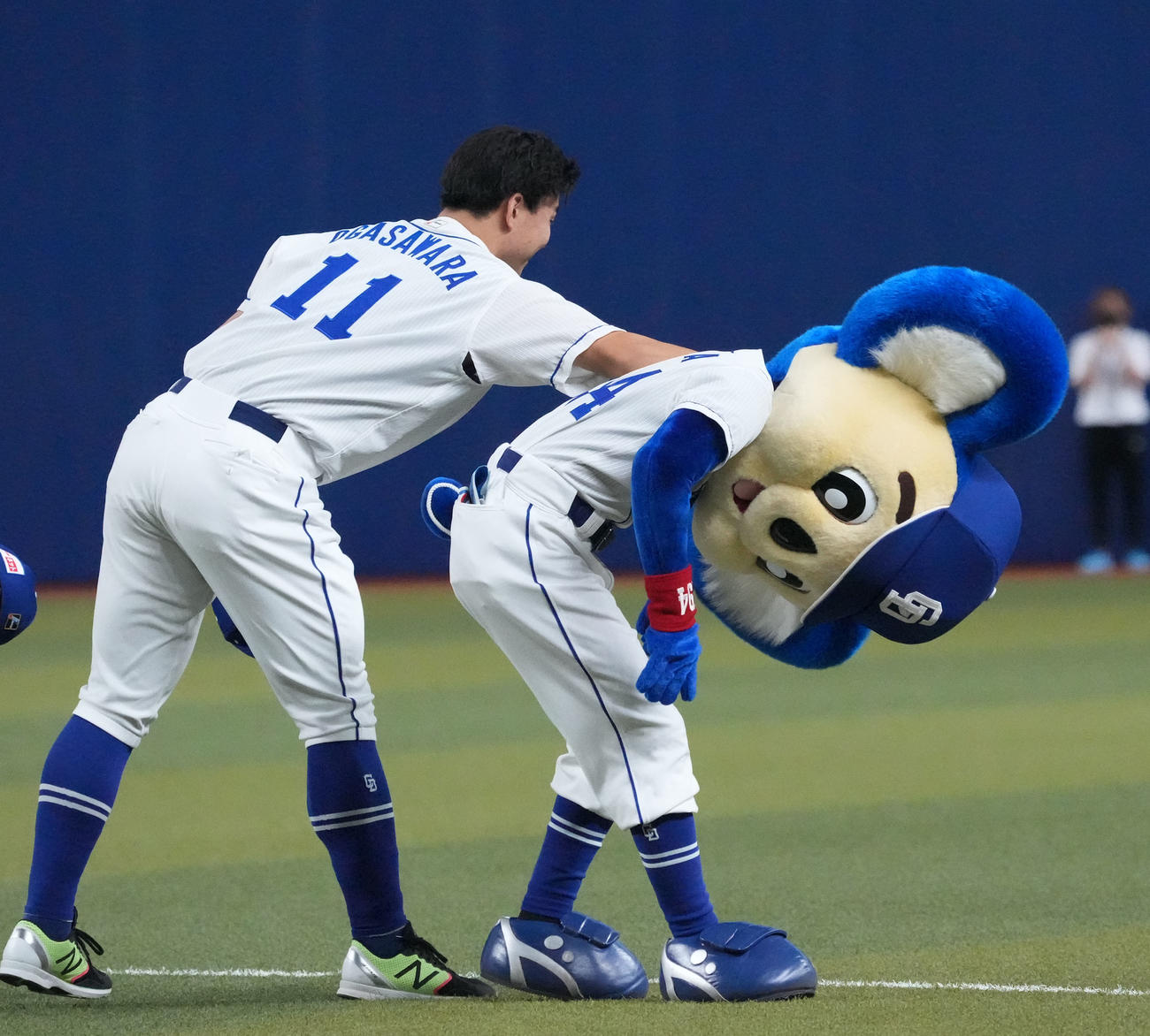 試合後にドアラをいじる小笠原（左）（撮影・森本幸一）