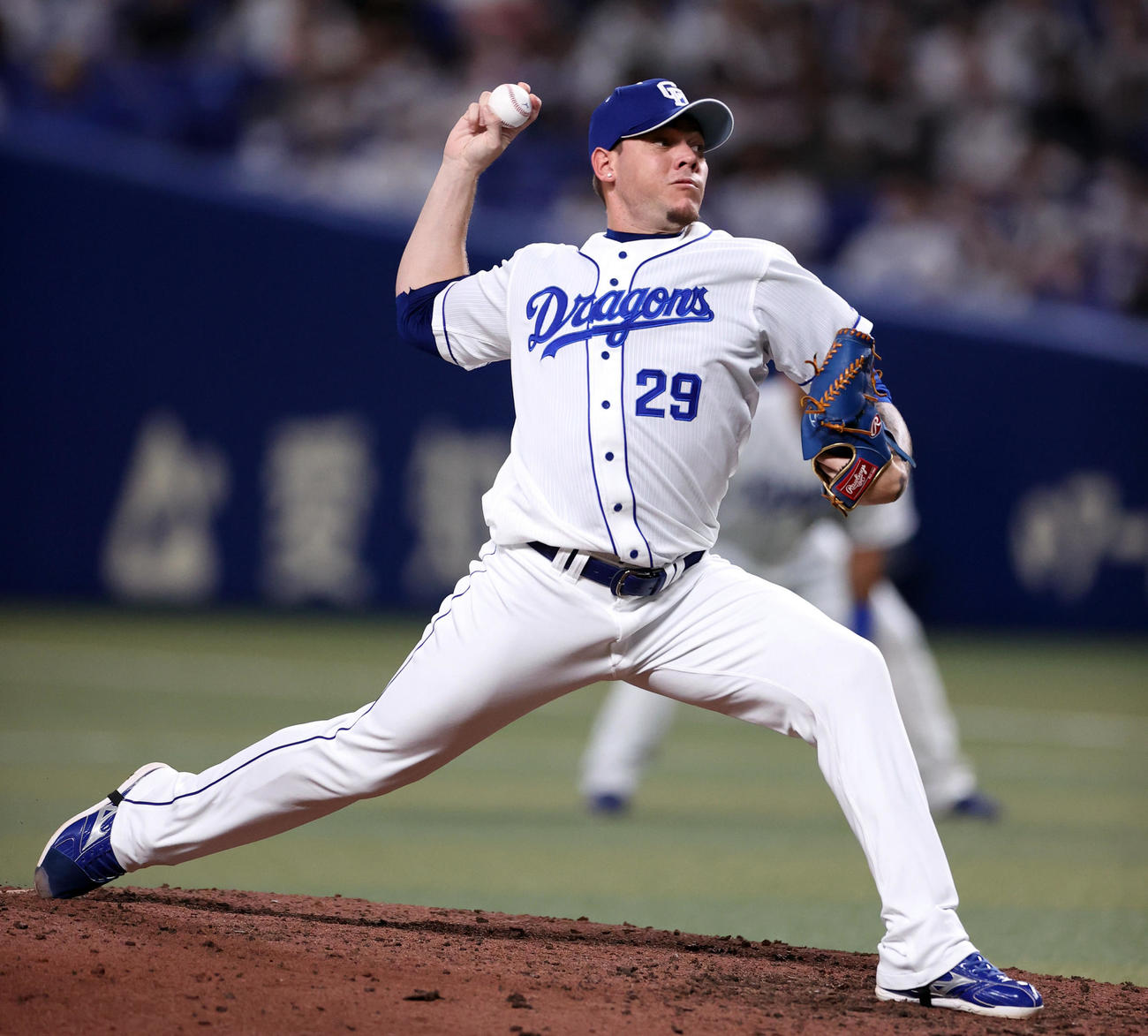 8回表から登板する中日2番手のロドリゲス（撮影・狩俣裕三）