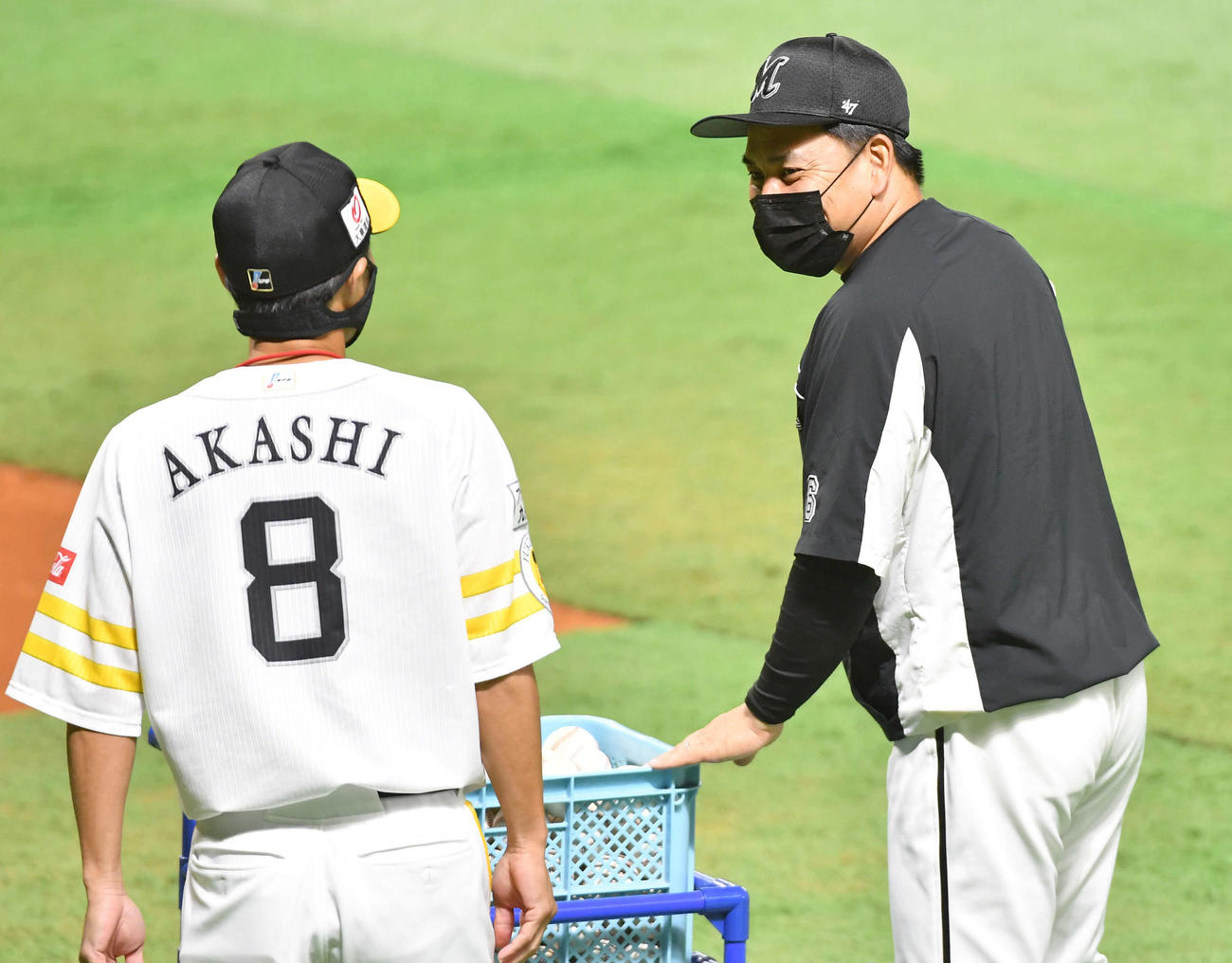 ソフトバンク対ロッテ　ロッテ井口監督（右）と笑顔で話すソフトバンク明石（撮影・岩下翔太）