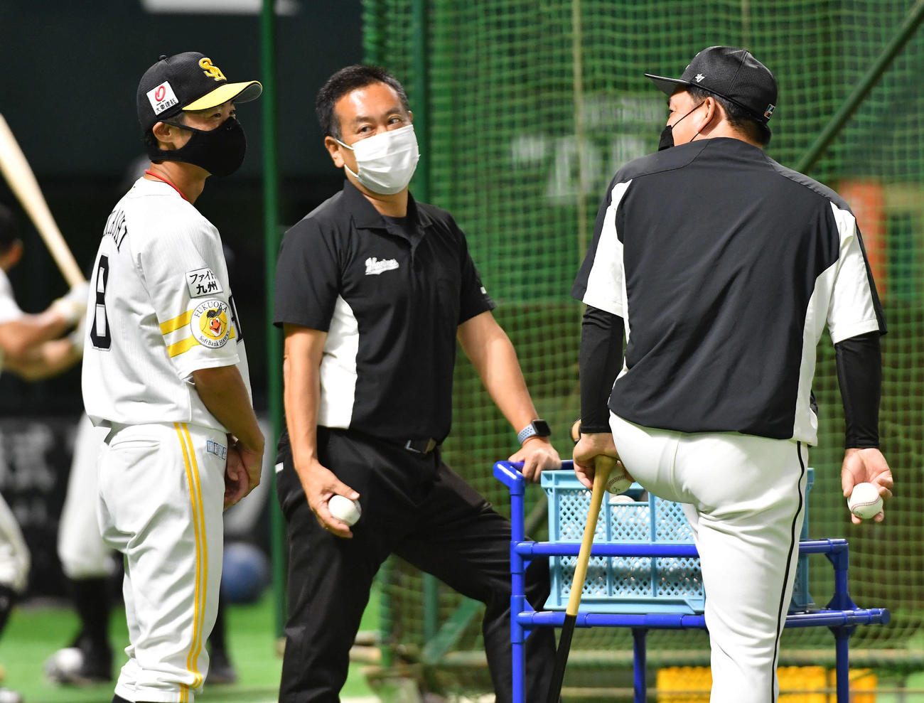 ソフトバンク対ロッテ　ロッテ井口監督（右）と笑顔で話すソフトバンク明石（撮影・岩下翔太）
