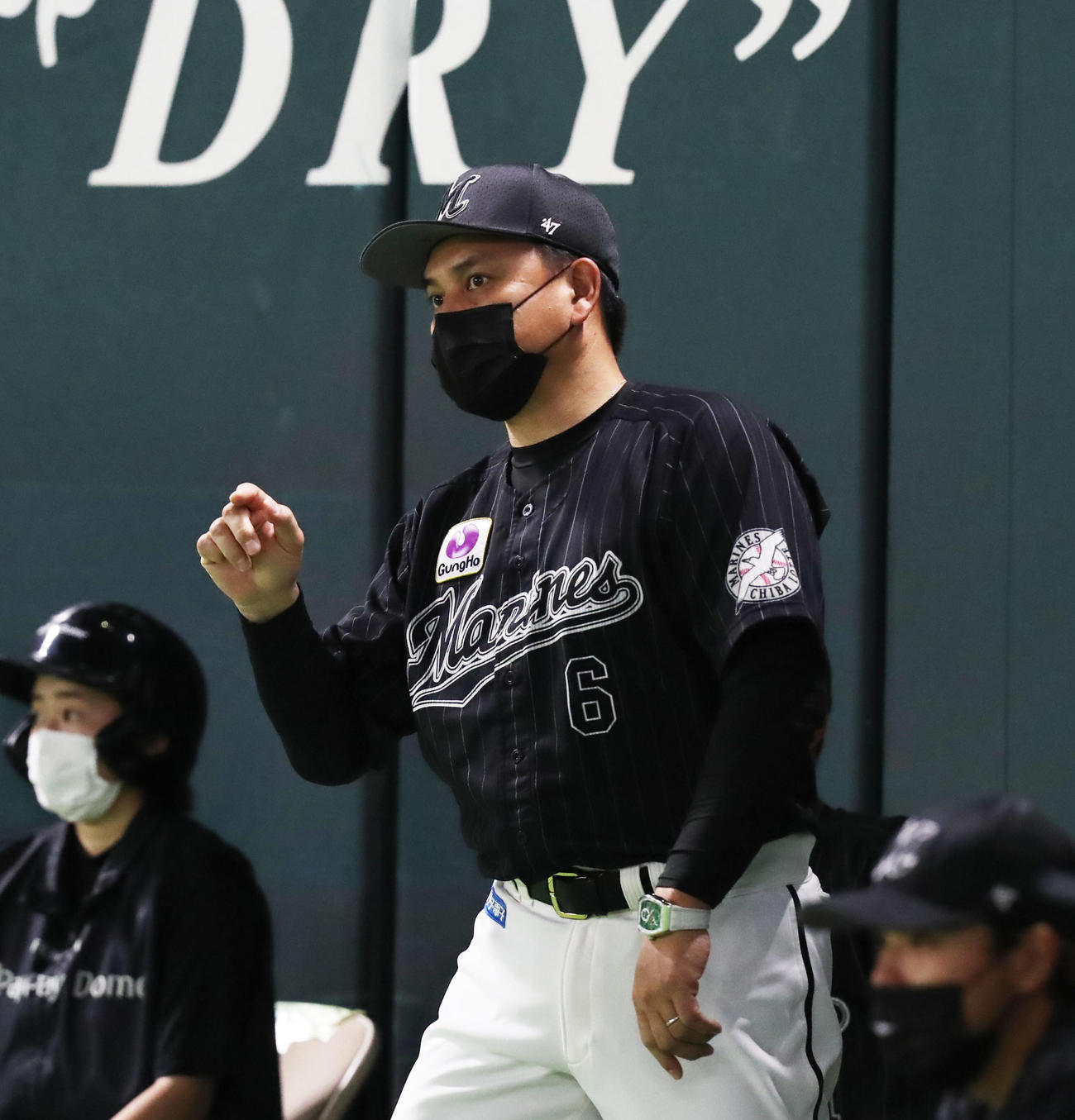ソフトバンク対ロッテ　6回裏ソフトバンク1死、井口監督はデスパイネの左二塁打に対し、リクエストを要求する（撮影・屋方直哉）