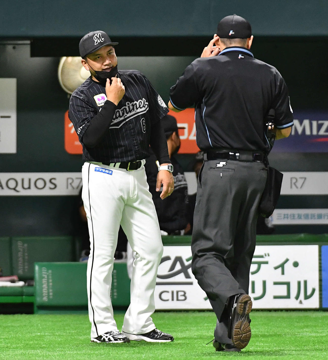 ソフトバンク対ロッテ　4回裏、二木の降板を告げる井口監督（撮影・岩下翔太）