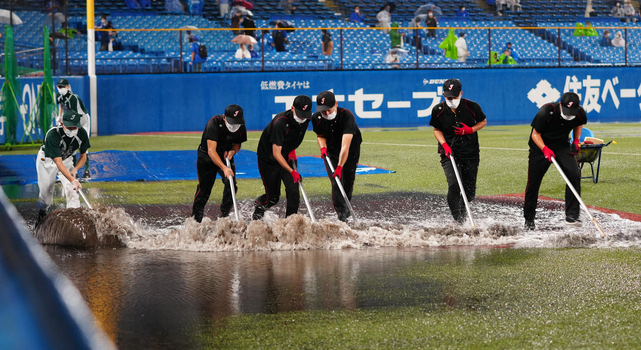 ヤクルト対DeNA　試合前、三塁側ブルペン付近にたまった雨水の排水作業を行うスタッフ（撮影・江口和貴）