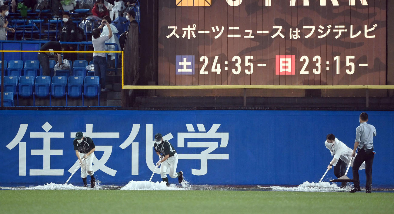 外野のの排水作業を行う球場スタッフ（撮影・たえ見朱実）