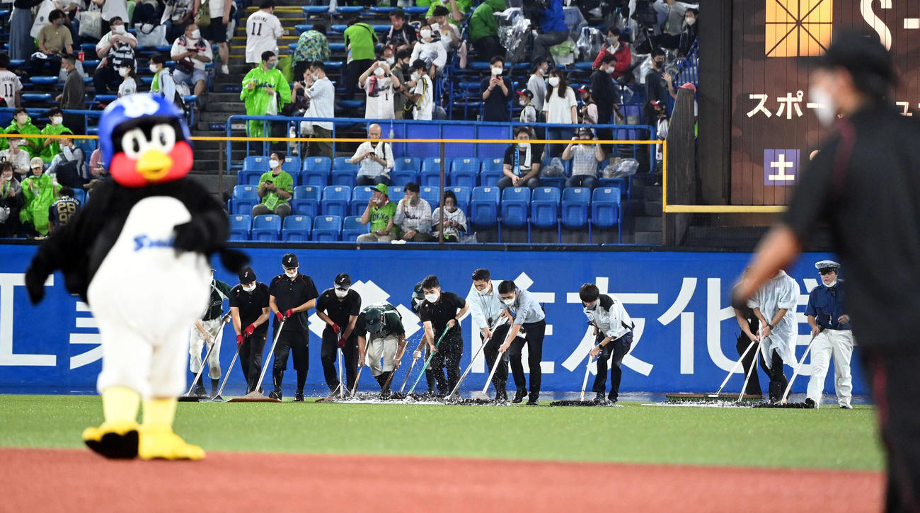 外野のの排水作業を行う球場スタッフ（撮影・たえ見朱実）