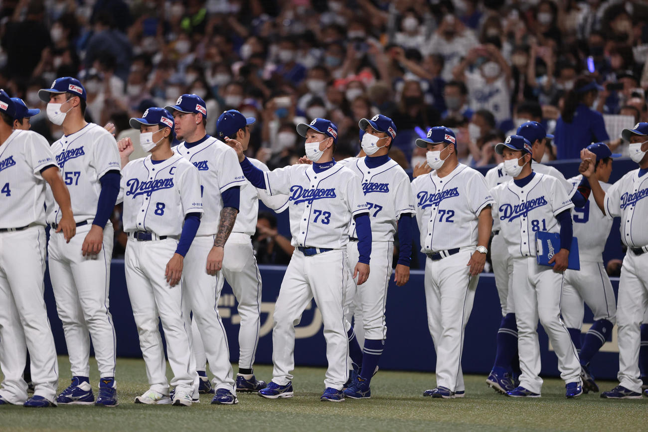 中日対巨人　試合後、選手を迎える立浪監督（中央）（撮影・狩俣裕三）