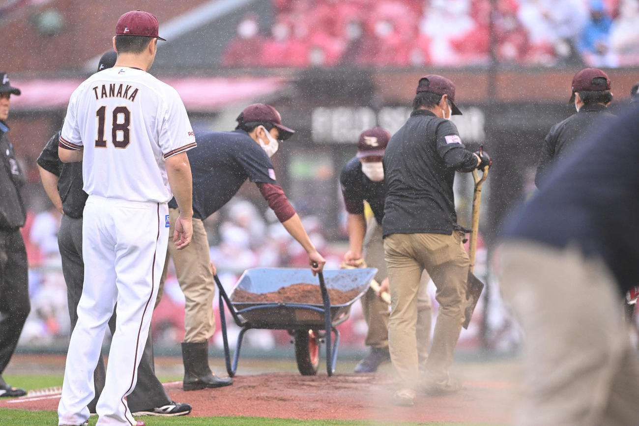 楽天対オリックス　試合前に雨で濡れたマウンドに土を入れる様子を見つめる楽天先発の田中将（撮影・滝沢徹郎）