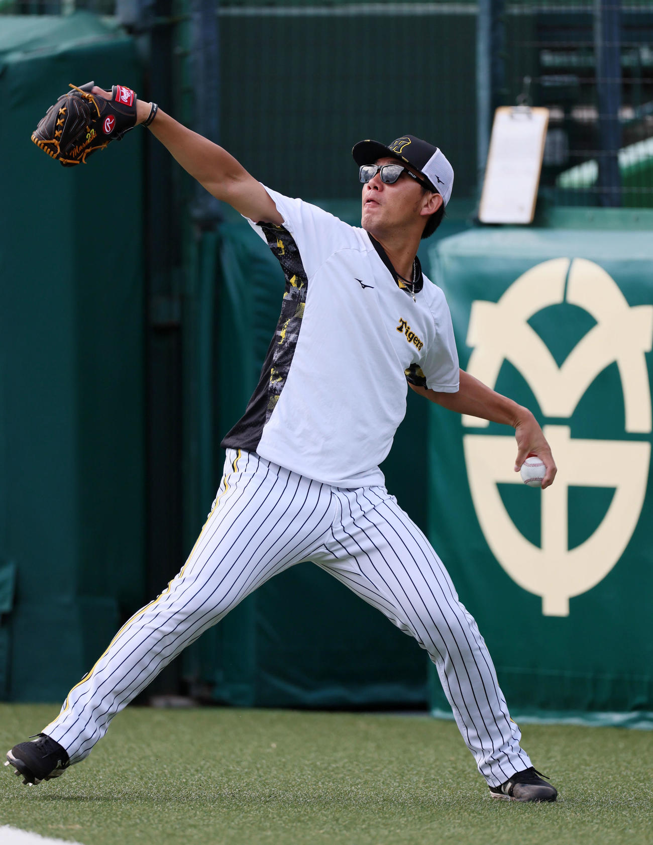 キャッチボールする伊藤将（撮影・加藤哉）