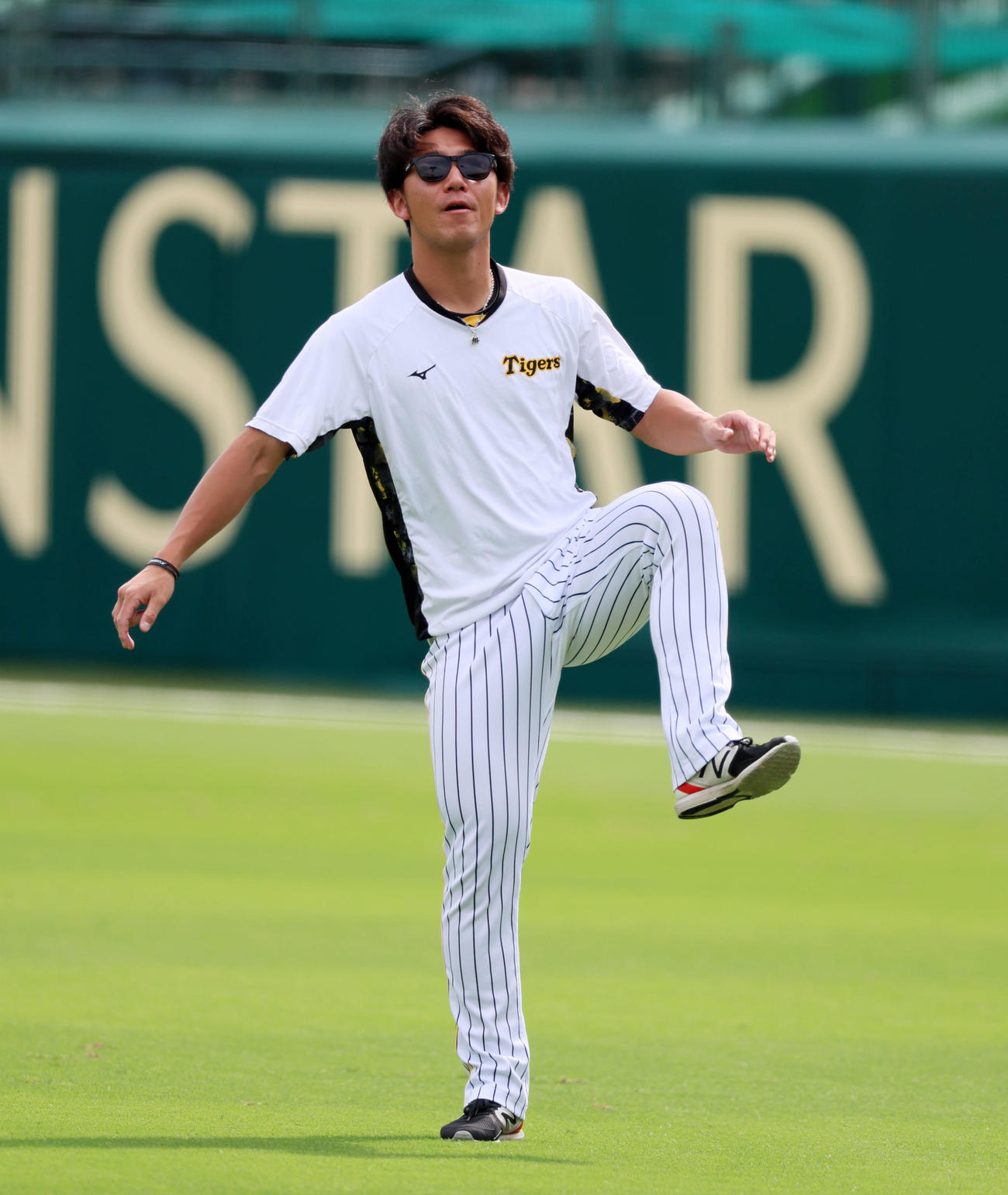 ウオーミングアップする伊藤将（撮影・加藤哉）